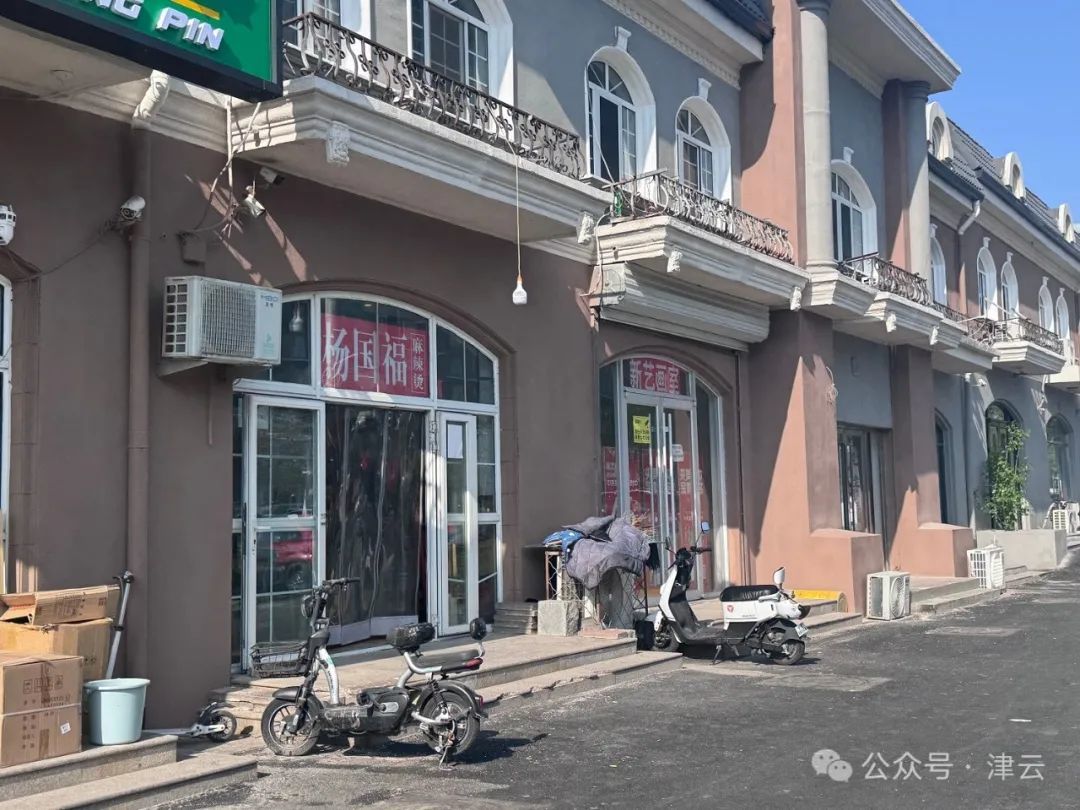 仍有不少店铺用广告纸临时替代招牌