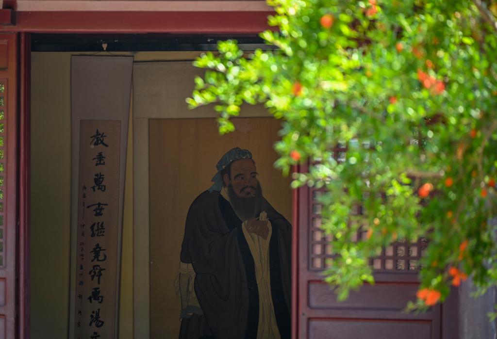 尼山孔庙及书院景区的孔子像（5月21日摄）。新华社记者 陈朔 摄