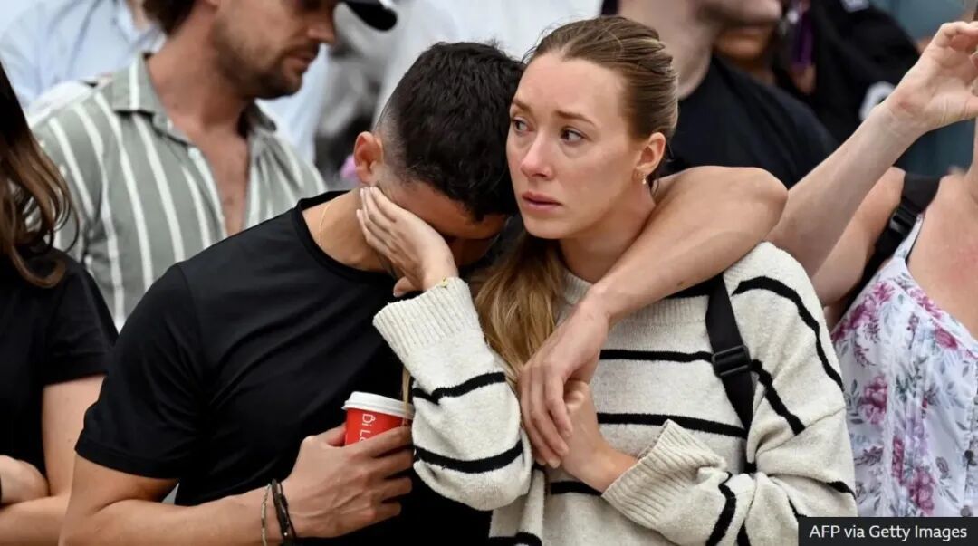 ◆枪击事件发生后的第二天(本周一),人们聚集在邦迪凉亭悼念遇难者。