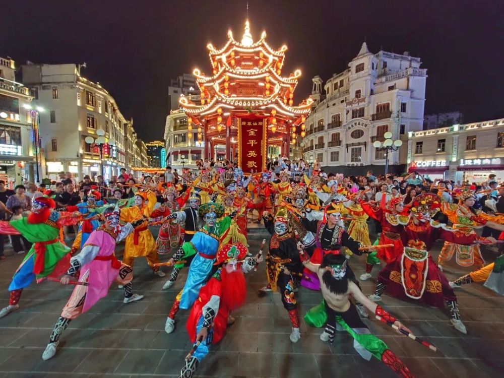 今年五一小长假期间，在汕头旅游时看到了英歌舞表演，被现场的锣鼓声、呐喊声、棒槌相击声感染，热血沸腾。潮汕人的英歌魂，穿透岁月，传承在血脉，印刻在骨里。@了不起的大小歪