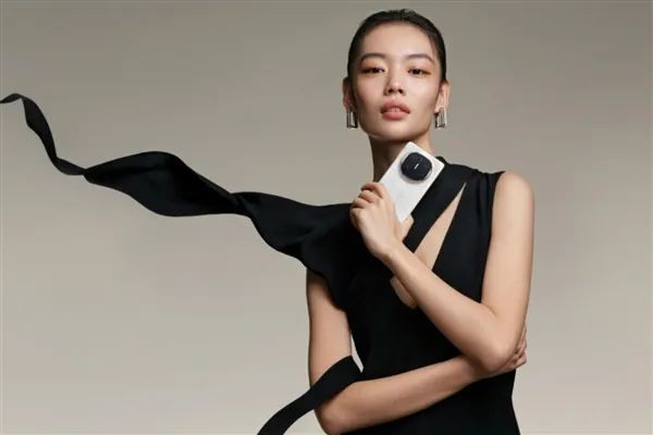 曝低轨卫星通信开始公测:华为Mate X6典藏版全球首发