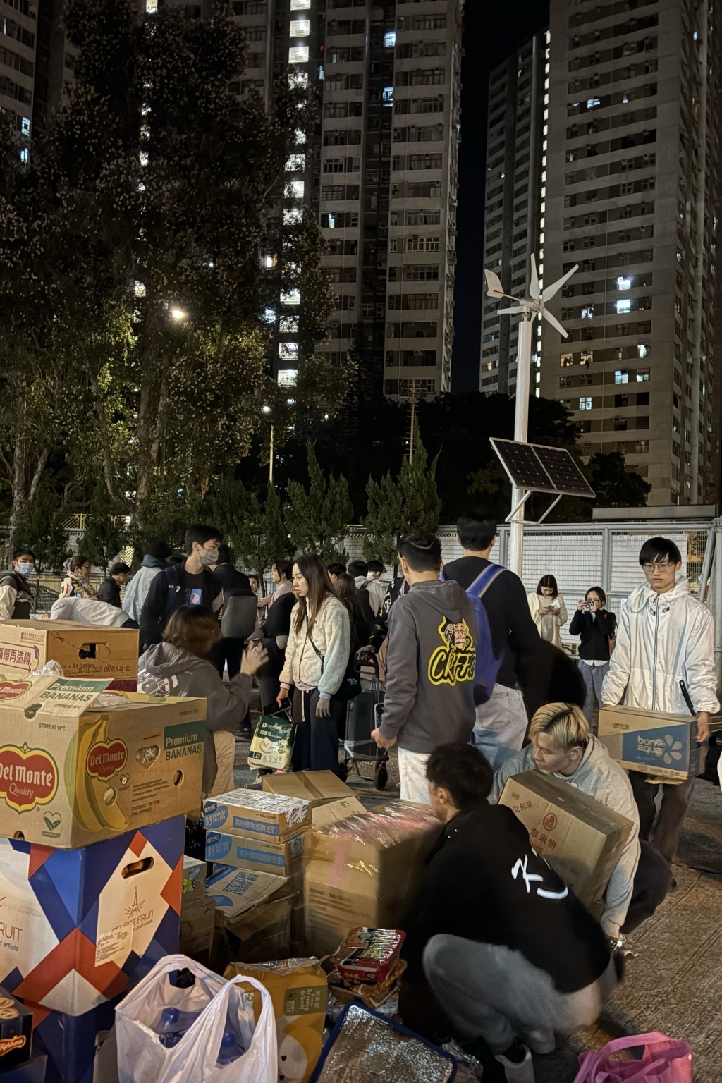 安置点冯梁结纪念中学,市民正在搬运物资