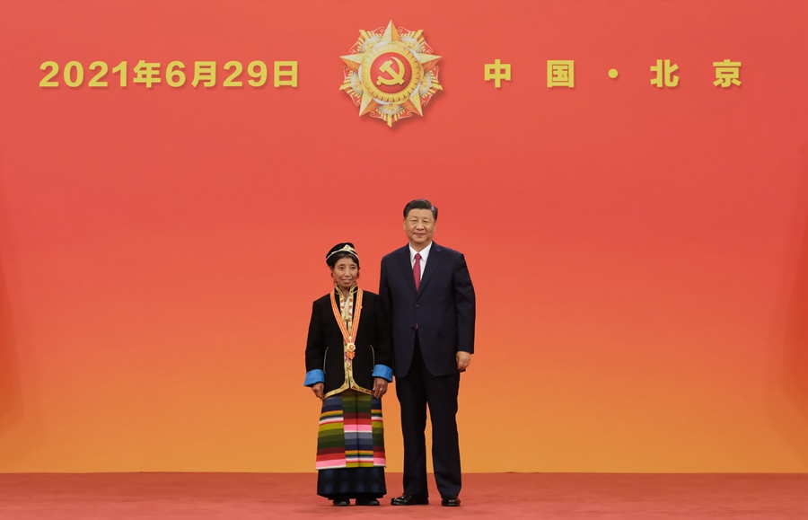 2021年6月29日，庆祝中国共产党成立100周年“七一勋章”颁授仪式在北京人民大会堂金色大厅隆重举行。习近平总书记向“七一勋章”获得者卓嘎颁授勋章。新华社记者 李学仁 摄