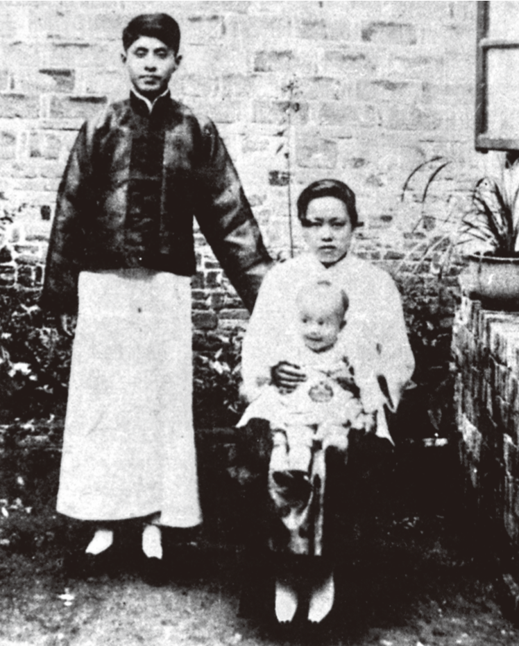 ·1923年,杨振宁10个月时与父母在合肥。(视觉中国)