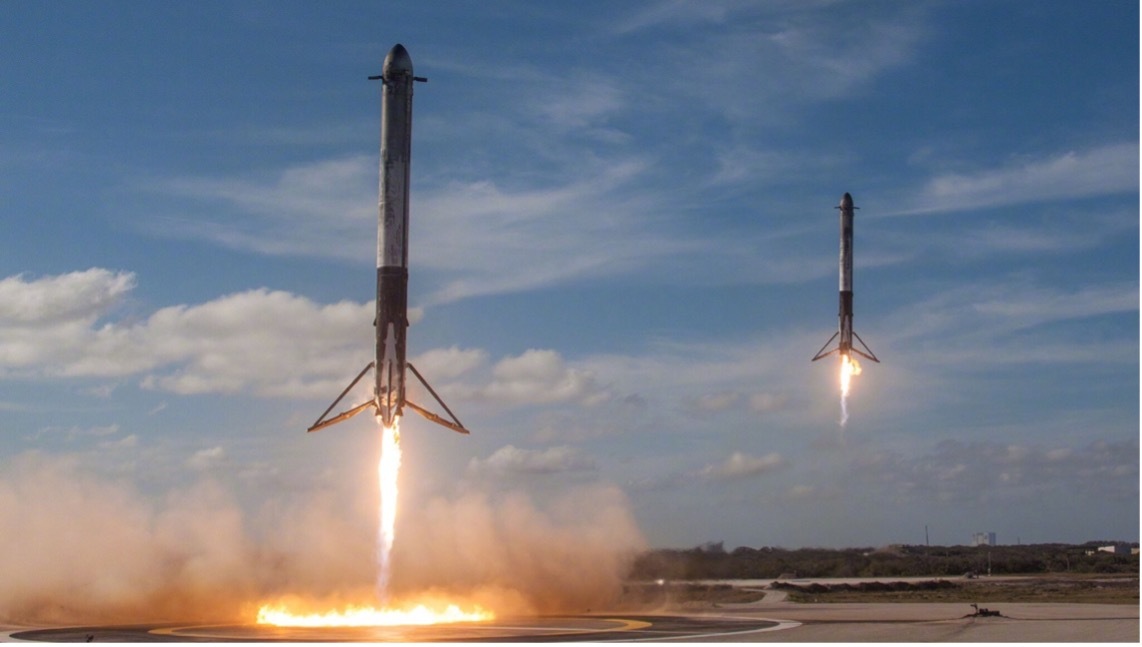 正在降落的SpaceX猎鹰系列火箭