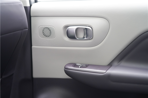 15万级首搭激光雷达城区智驾!零跑B10内饰首秀:能提前锁定爆款吗