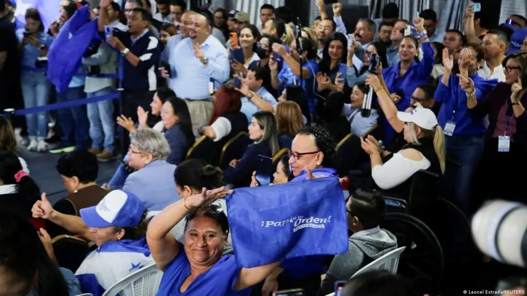 ◆阿斯富拉的支持者在开票后欢呼庆祝。