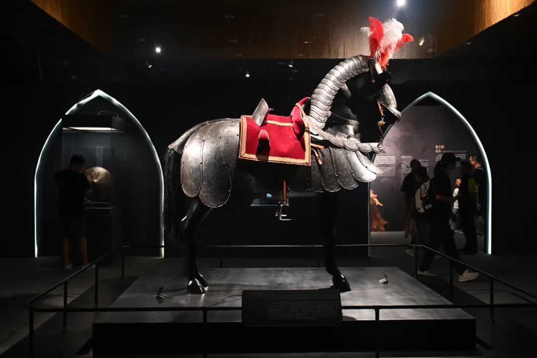 2025年7月8日至11月8日，“钢铁与荣耀：欧洲骑士盔甲与文化展”在甘肃兰州甘肃省博物馆开展。图为展览现场。中新社记者　李亚龙　摄
