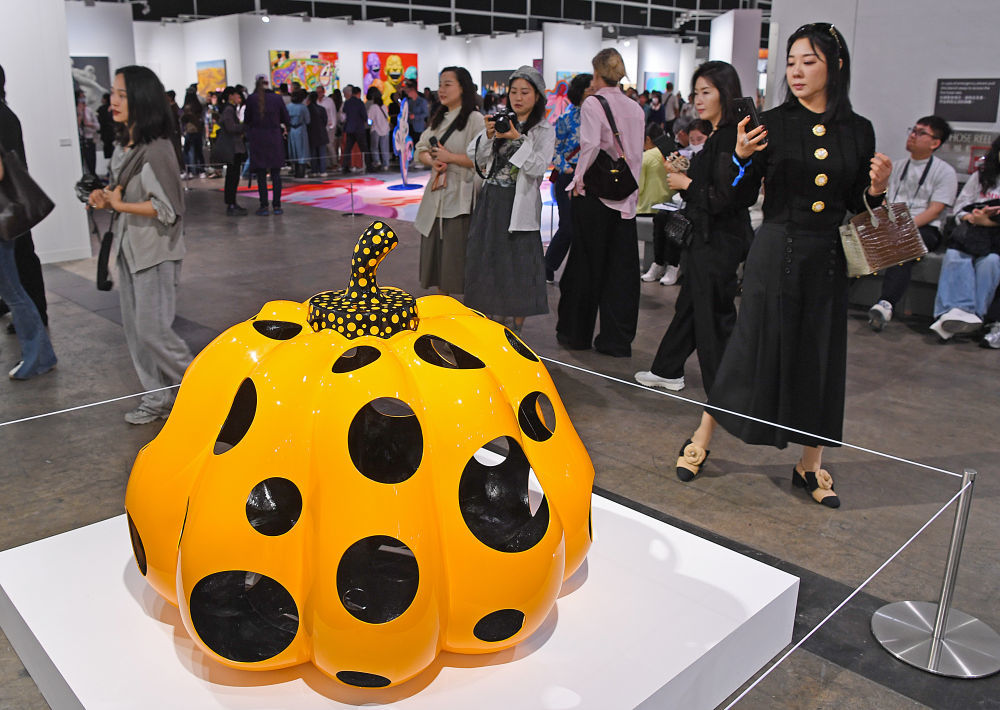 3月28日，观众在2025年巴塞尔艺术展香港展会参观。新华社记者 陈铎 摄