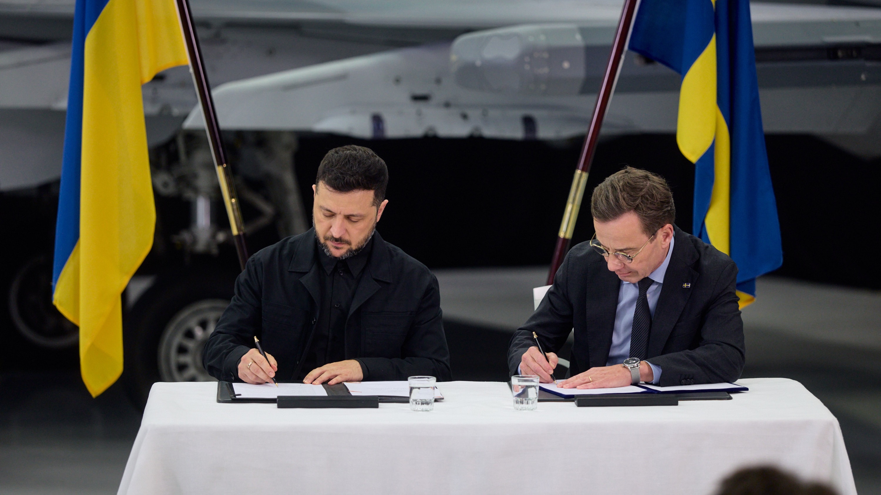 泽连斯基与克里斯特松在一架JAS-39E"鹰狮"战机前空军合作签署意向书 泽连斯基个人社交媒体账号