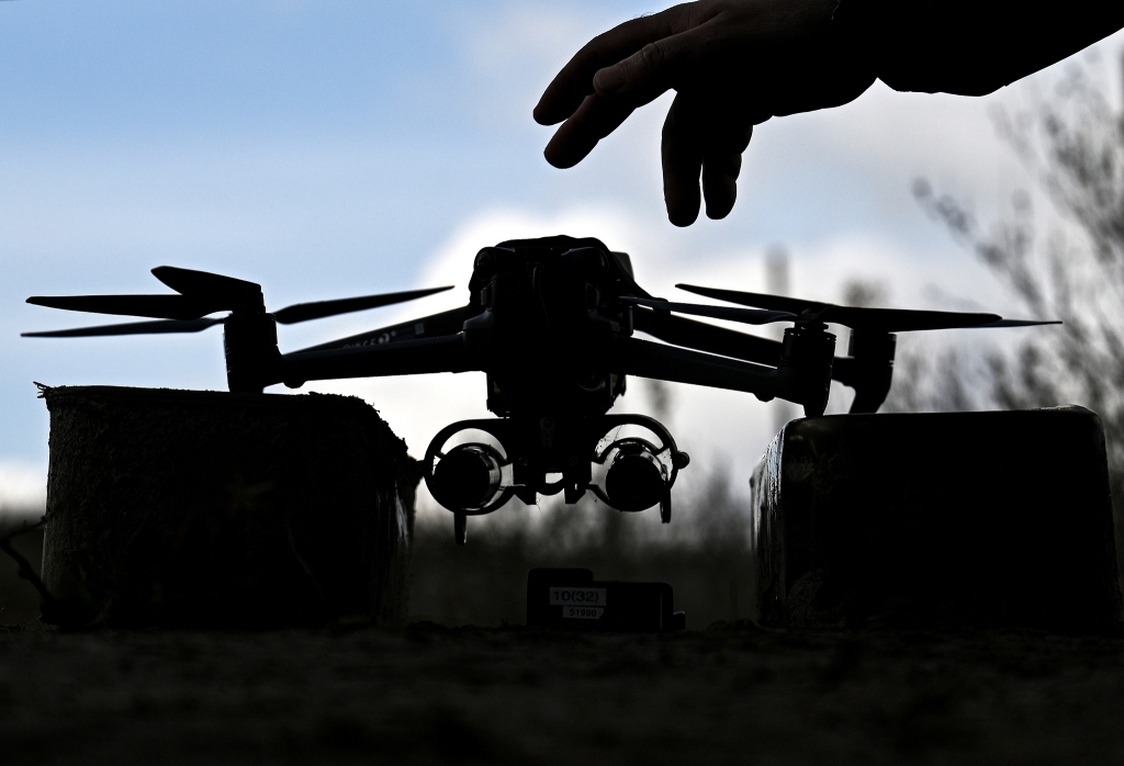 当地时间2025年10月26日,俄罗斯“中央”集团军侦察部队的一名俄罗斯军人准备放飞一架FPV无人机进行训练。视觉中国 图