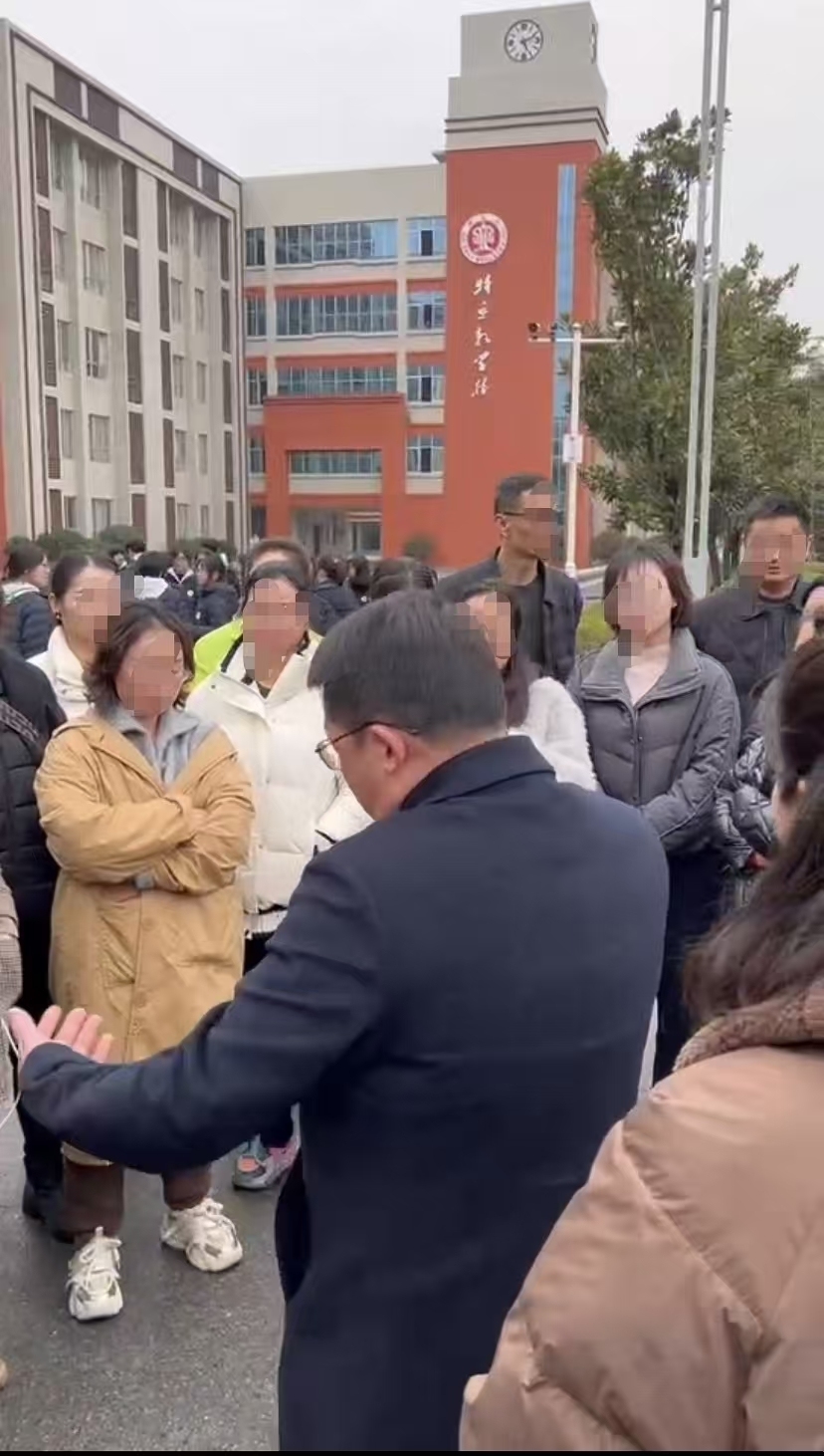 文化书记在校园内与家长们沟通。受访者供图