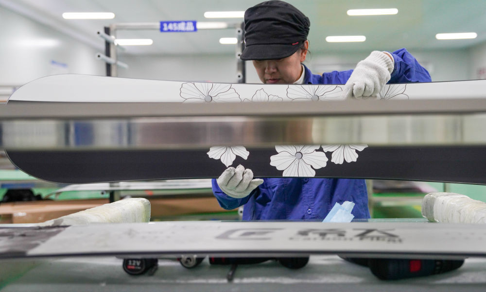 12月4日，在吉林化纤国兴复合材料有限公司车间内，工作人员复检公司自主研发生产的碳纤维滑雪板。新华社记者 颜麟蕴 摄