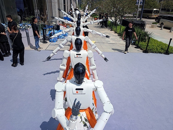 一家中国科技企业研发的机器人正在进行舞蹈表演