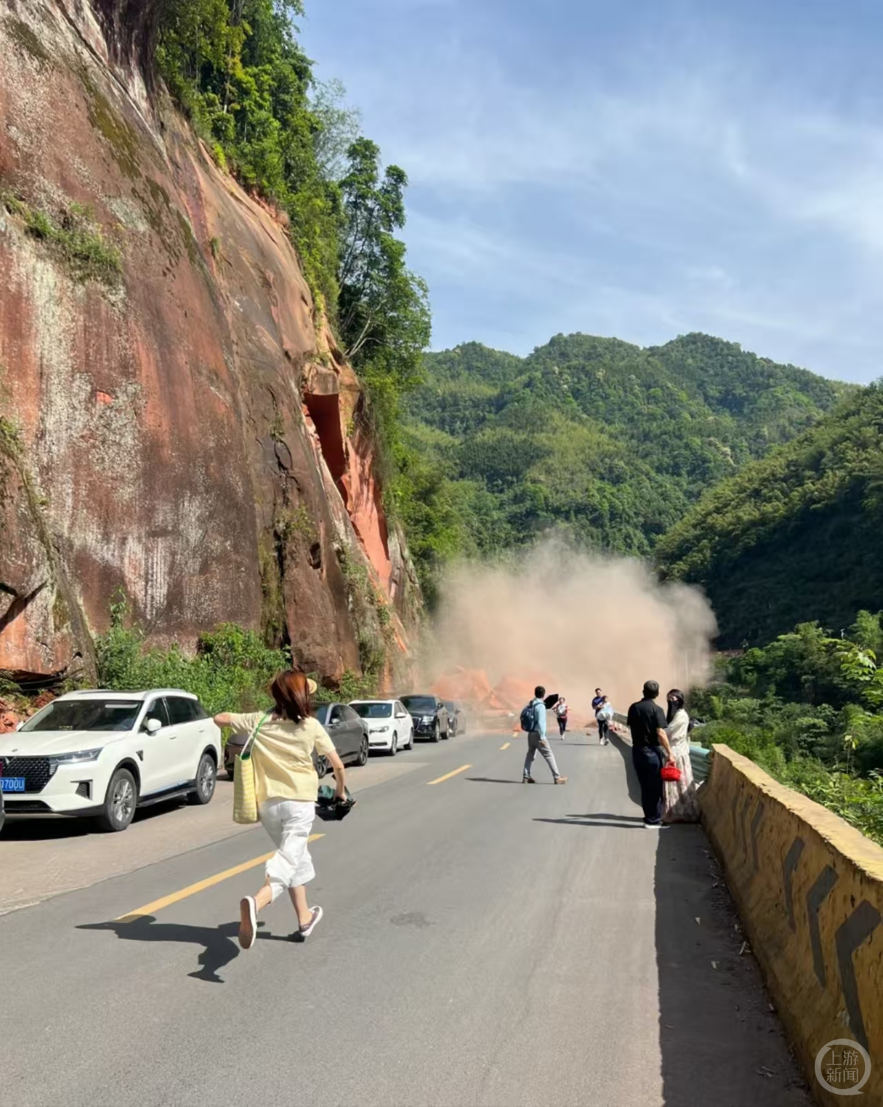 5月1日下午,贵州赤水丹霞大瀑布景区附近道路发生山体塌方。受访者供图