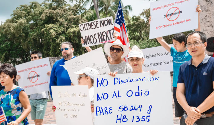 2023年4月,数十名华裔美国人抗议佛州禁令 美媒