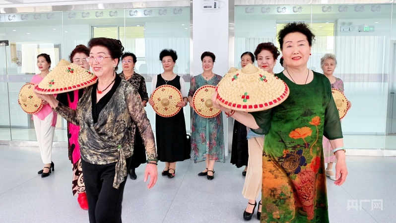 社区活动中心老年模特队在排练（央广网记者 齐平 摄）