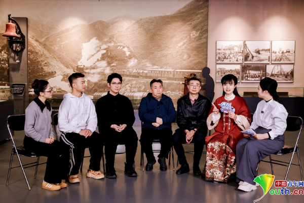 探访团在詹天佑纪念馆进行微访谈。主办方供图