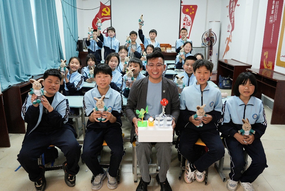 https://x0.ifengimg.com/res/2025/B471F7F311F04DB9EEF49F8FE0B37754079B4712_size292_w959_h644.jpg