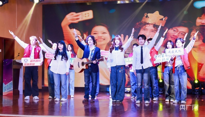 天津外国语大学师生表演节目《在名叫天津的地方》（央广网记者 周思杨 摄）