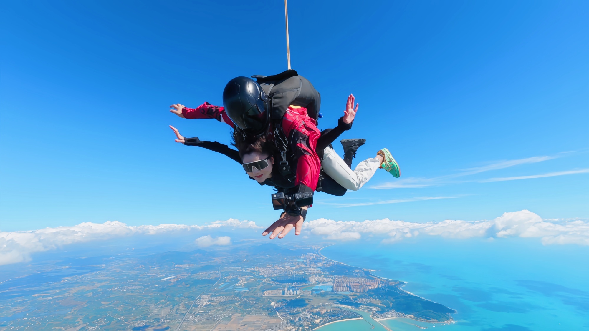 记者体验高空跳伞(央广网记者 陶淦 摄)