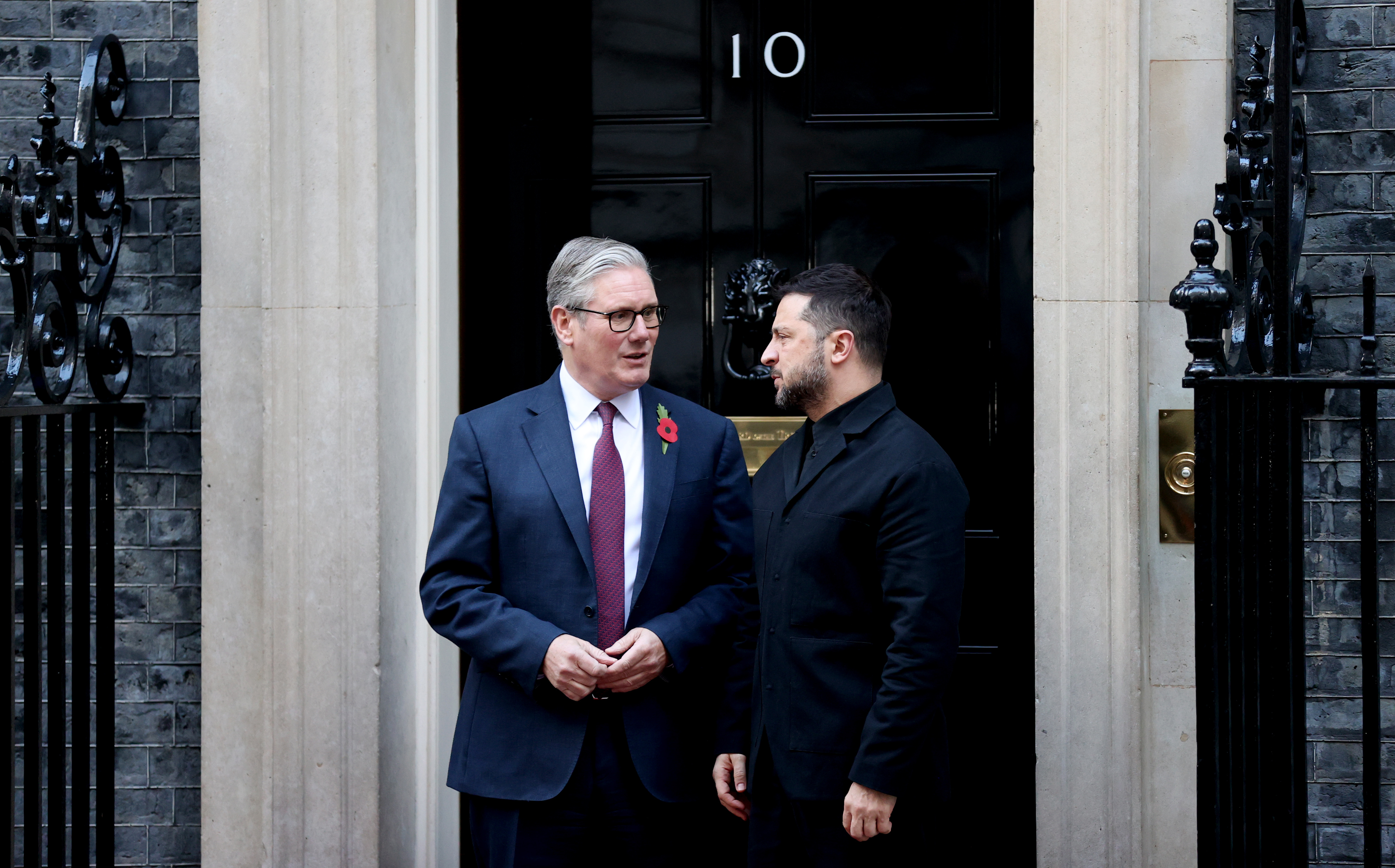 10月24日,在英国伦敦唐宁街10号首相府前,英国首相斯塔默(左)与到访的乌克兰总统泽连斯基交谈。新华社记者李颖摄