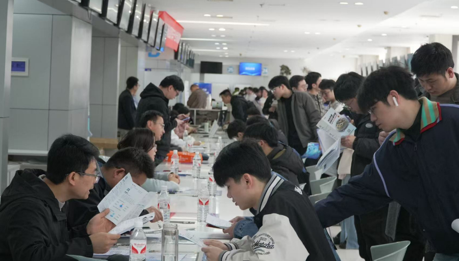 “才聚皖车 向新而行”2025年新能源汽车产业专场招聘会现场。（安徽省人才综合服务中心供图）