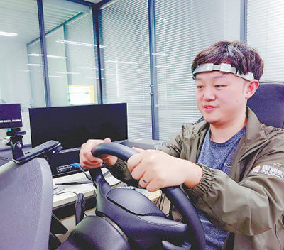 广州琶洲实验室，技术人员正在进行脑机AI疲劳监测实验。王维宣摄
