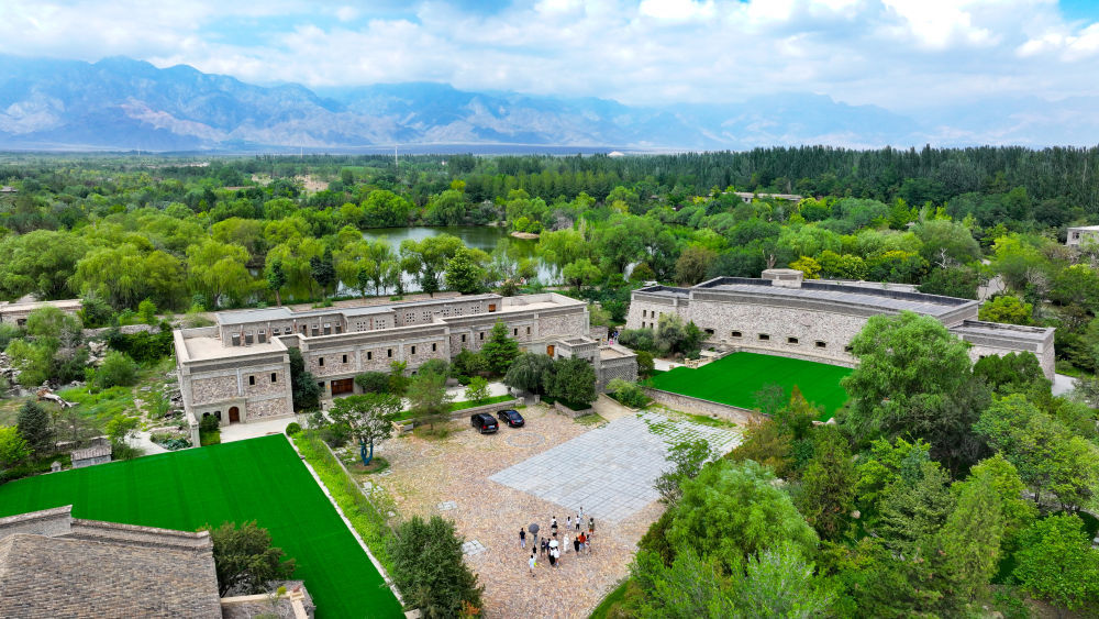 游客在宁夏银川市西夏区镇北堡镇源石酒庄游玩（无人机照片，2024年8月7日摄）。新华社记者 冯开华 摄