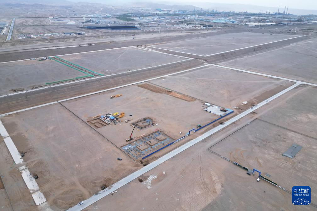 在甘肃省玉门市老市区化工园区，甘肃巨化高性能硅氟新材料一体化项目建设正酣（2025年5月21日摄，无人机照片）。新华社记者 张智敏 摄