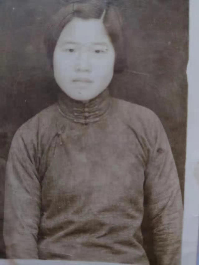 陈克秋1938年在温州中学读书时的照片。就在这年，她穿着这身衣服投身革命。陈克秋家人供图