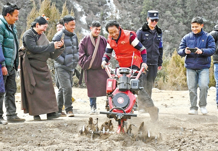 图为边坝县加贡乡加贡村党支部书记丹达（中）在参加加贡乡第一届“红色昌都　振兴奋进”活动现代生产技能农机具使用比赛。记者　刘枫　万靖　摄