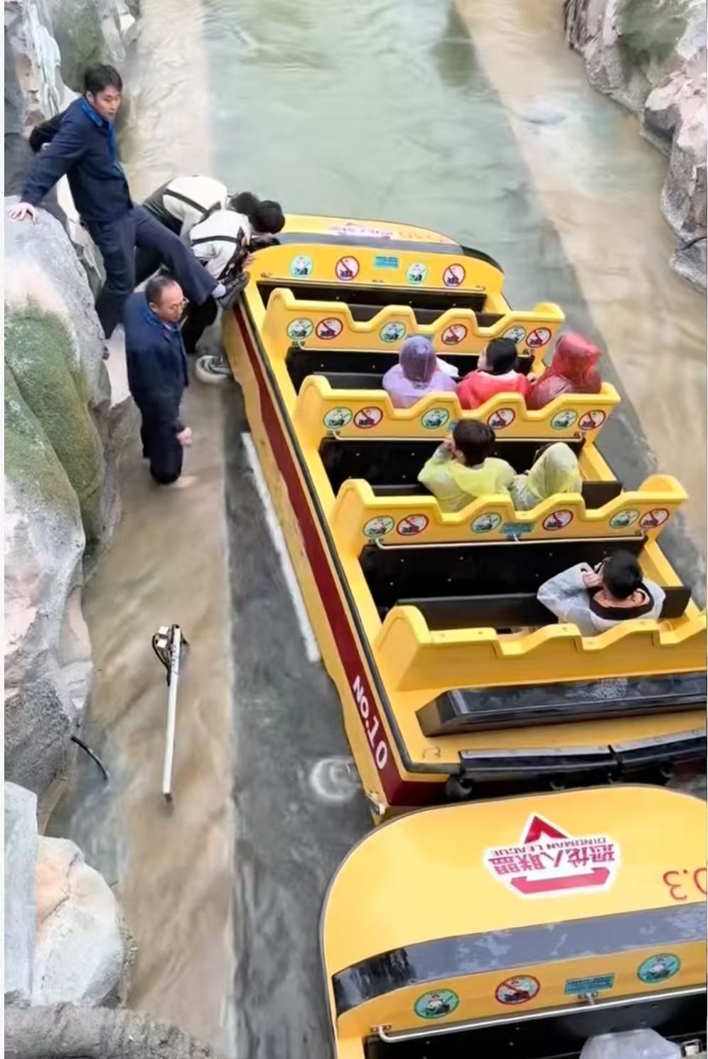 脱轨后船只再次被后方船只“追尾”