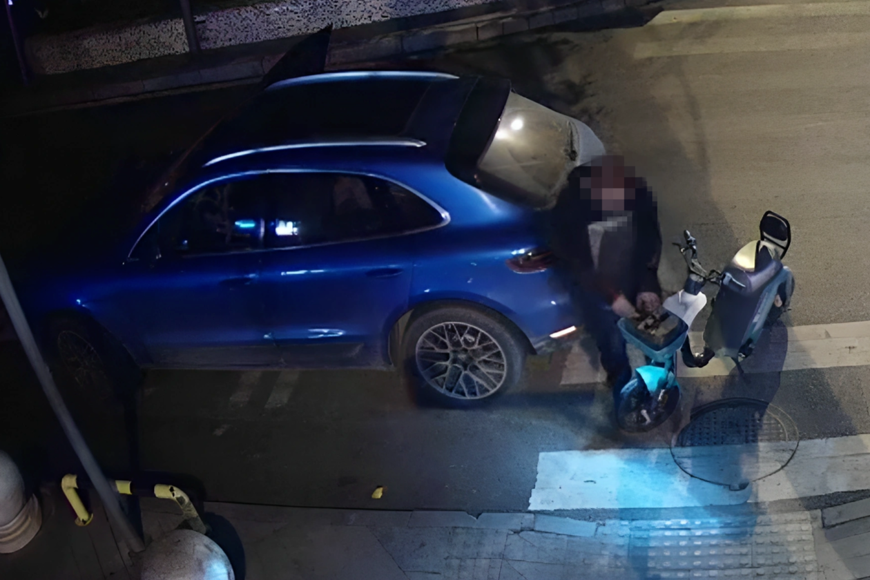 ▲邱某将偷来的电瓶放入车内