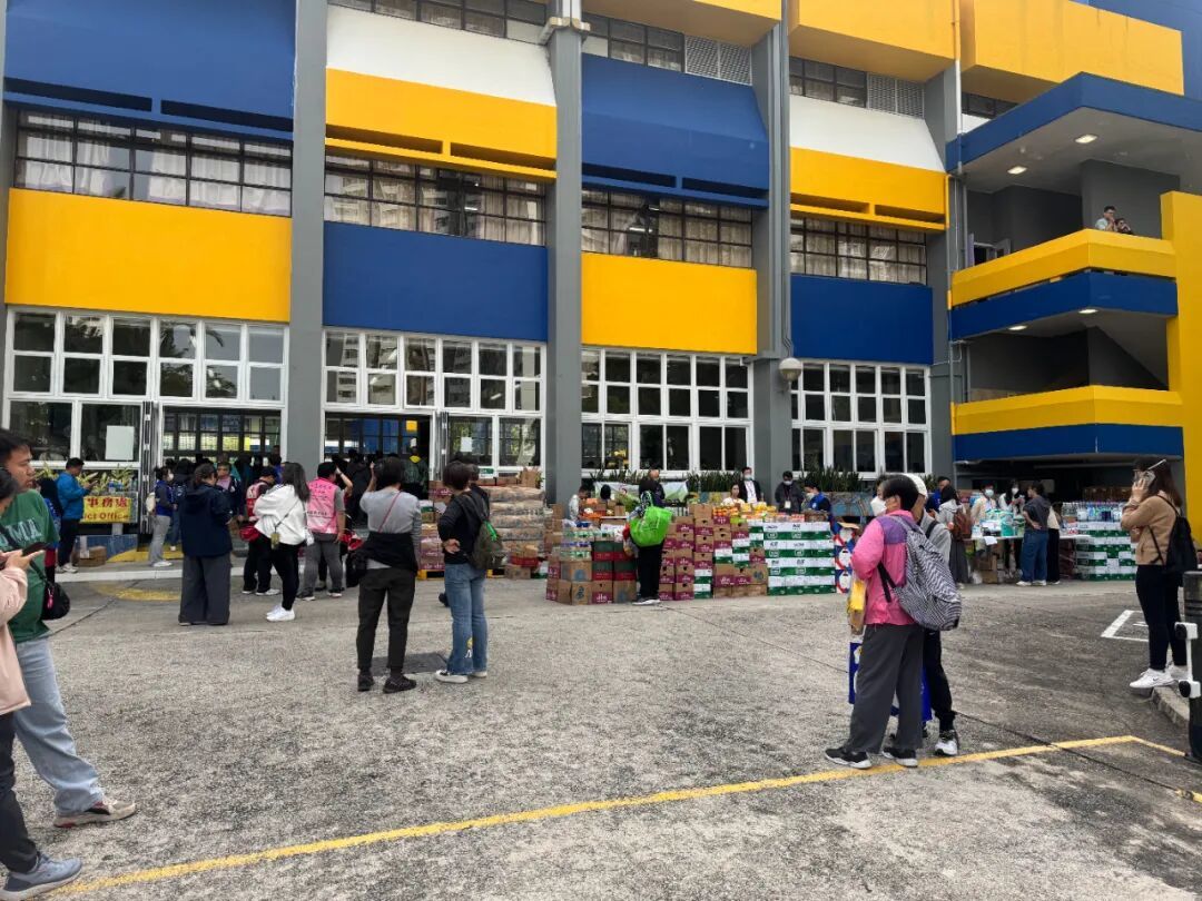 位于冯梁结纪念中学的临时救助中心