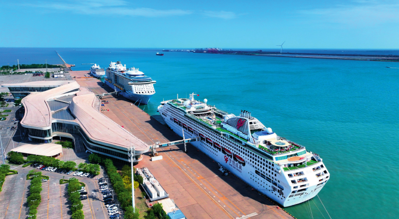 三艘国际邮轮停靠在天津国际邮轮母港(2025 年 5 月 1 日摄)赵子硕摄 / 本刊