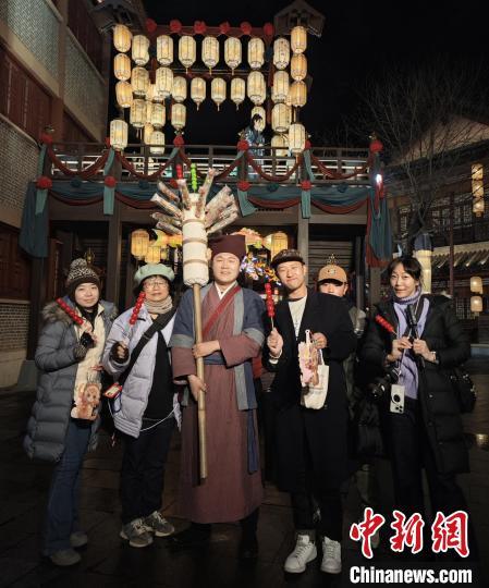 台湾师生在横店影视城内合影留念。艾斌科供图