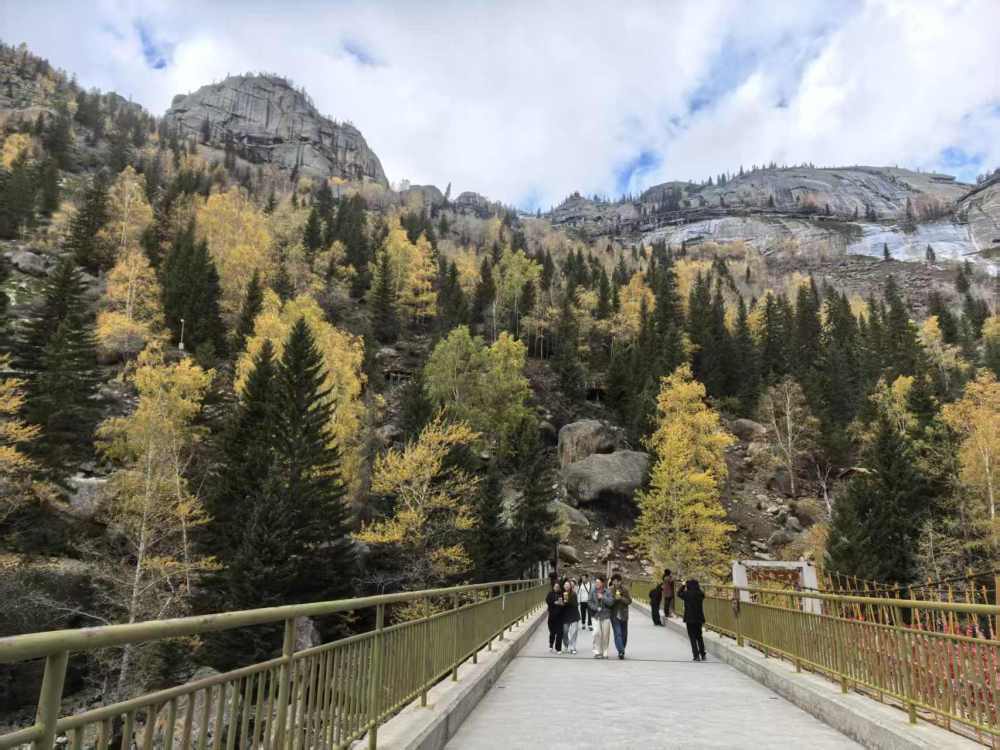 10月2日,游客在新疆可可托海景区赏秋。新华社记者 蔡国栋