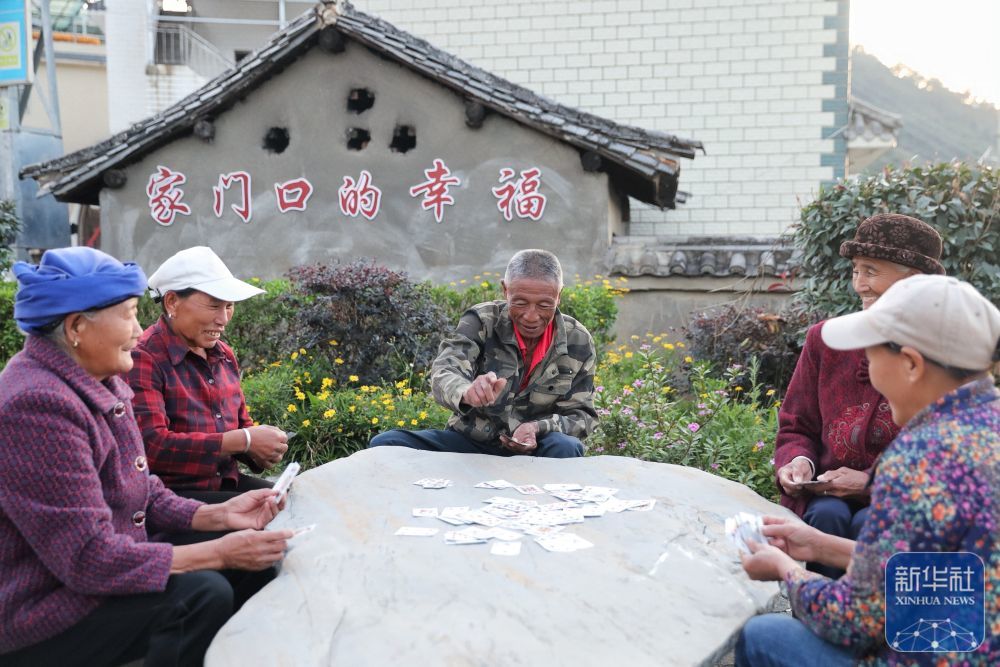 ↑ 10&#2637630日，小湾东镇居民在新建的口袋公园内休闲。