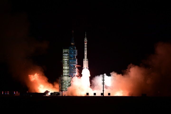 10月31日23时44分,搭载神舟二十一号载人飞船的长征二号F遥二十一运载火箭在酒泉卫星发射中心点火发射,约10分钟后,飞船与火箭成功分离,进入预定轨道,航天员乘组状态良好,发射取得圆满成功。新华社发(汪江波 摄)