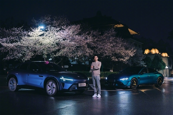 雷军晒与小米YU7的樱花合照:天还没亮就到武大了