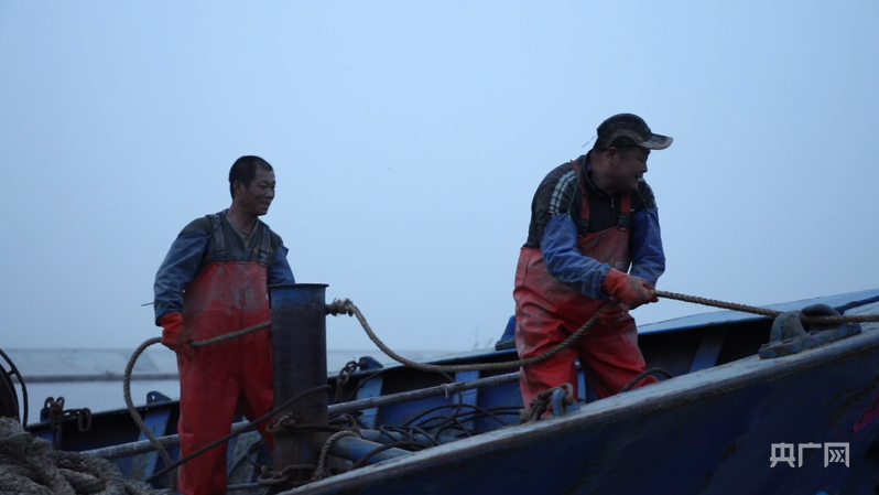 清晨渔民出海打鱼（央广网记者 李瑶 摄）