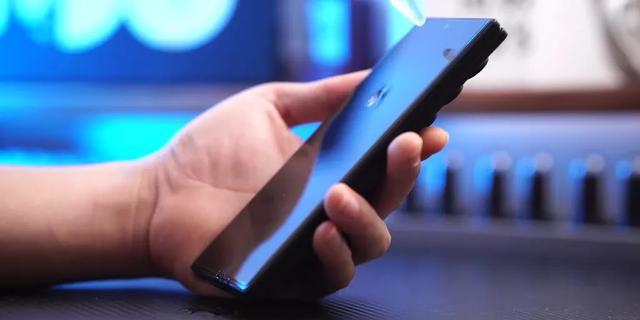 三星Galaxy Z Fold7折叠手机真机曝光:最薄处4.7/10.1毫米