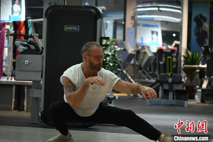 图为斯蒂芬正在锻炼。张旭 摄