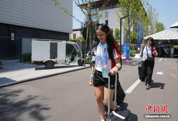 8月3日，图为即将入住成都世运村的运动员。中新社记者 　安源 摄