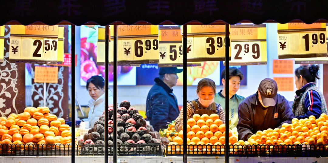 ▲12月10日,消费者在天津市滨海新区的一家超市选购商品(图源:新华社)