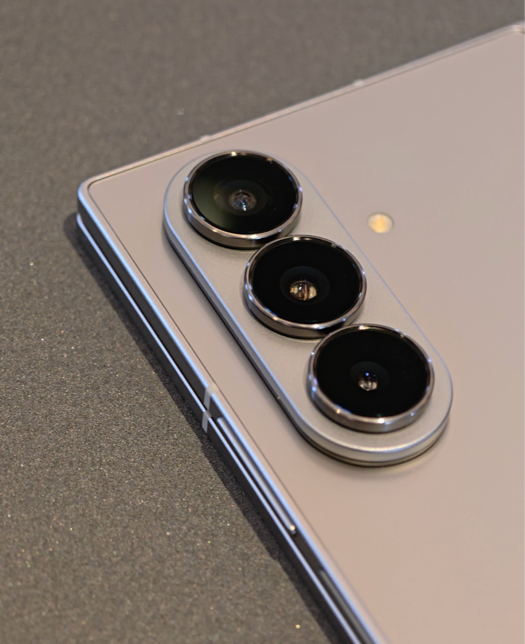 三星发布 Galaxy Z Fold7:国产折叠屏终于棋逢敌手