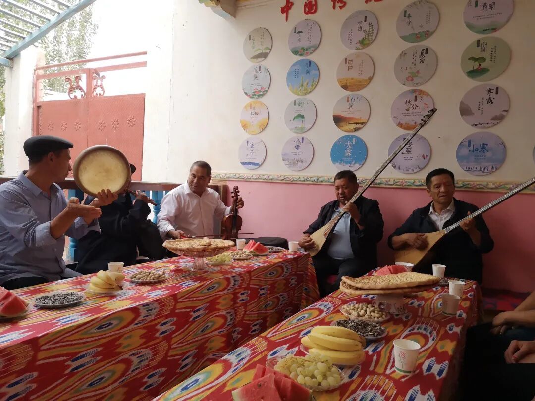 ��ʲ����٤ʦ��Ӣ������Ӣ������Ļ���Ժ�ڣ�����С�ֶ������ݳ������� ��