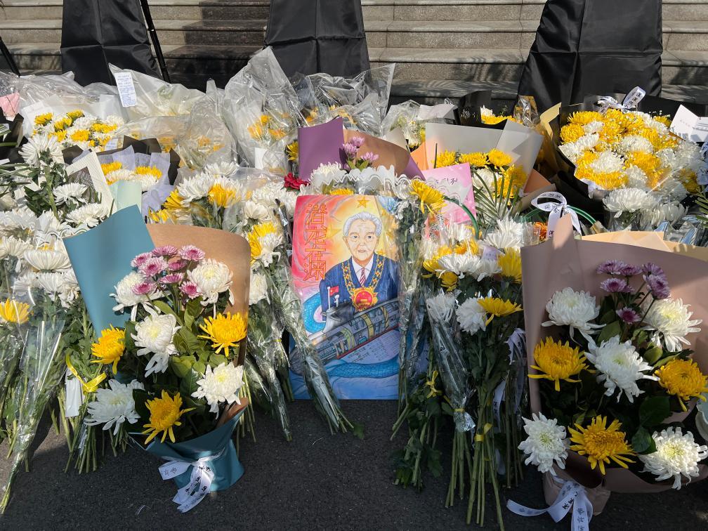 2月10日,武昌殡仪馆大厅外摆满了悼念黄旭华院士的花束。新华社记者 温竞华 摄