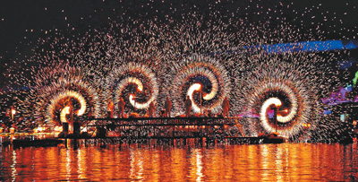 河南省洛阳市，2025年隋唐河洛文化庙会暨新春灯会上演打铁花。　　张光辉摄（影像中国）